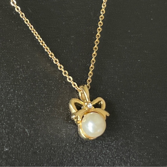 Bow- Pearl- Rhinestone Pendant Gold Tone 18” Chain - Picture 6 of 9